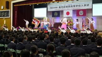 芸文コース生徒らがダンスで入学を祝いました。