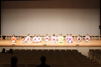 ３年生女子の日本舞踊の練習の様子