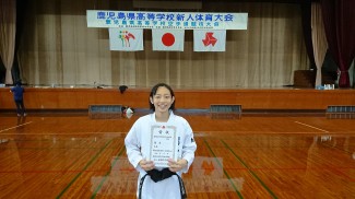女子個人組手　-55kg級　優勝☆白柿さん