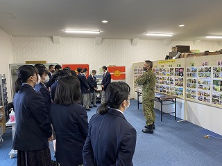 薩摩隼人歴史資料館で説明を受けています。