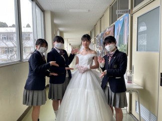 白のウェディングドレスは磯長美里さん(桜丘中出身)の作品