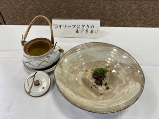 審査員特別賞：オリーブにぎりの出汁茶漬け 調理科２年Ａ組　中野　司陽くん